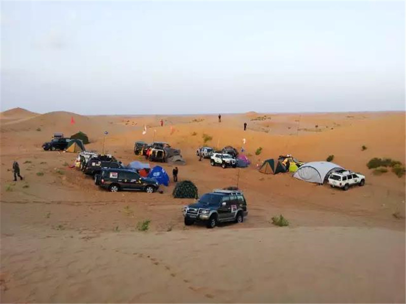 茶道师穿越内蒙古腾格里沙漠露营